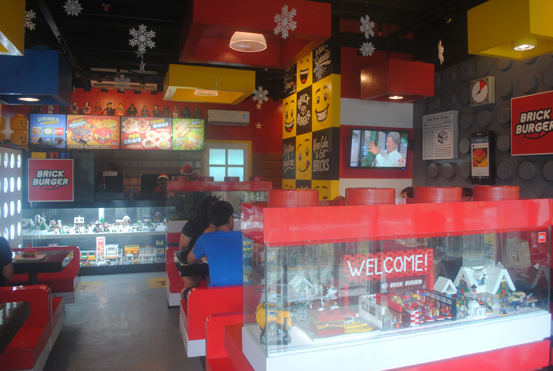 brick-bruger, lego-inspired-restaurant, lego-shaped-burger, lego-display